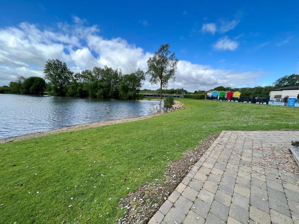 Mallard Corner, Cosy Cotswold Lakeview Lodge South Cerney Exterior photo