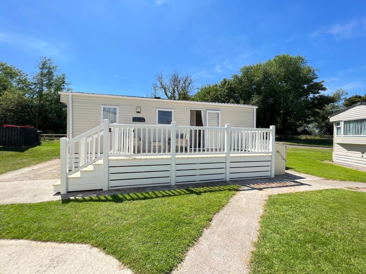 Mallard Corner, Cosy Cotswold Lakeview Lodge South Cerney Exterior photo
