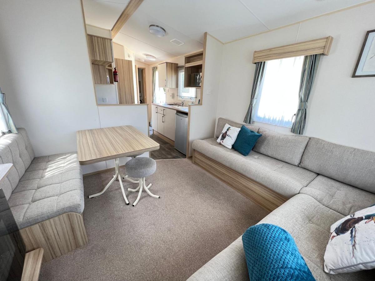 Mallard Corner, Cosy Cotswold Lakeview Lodge South Cerney Exterior photo
