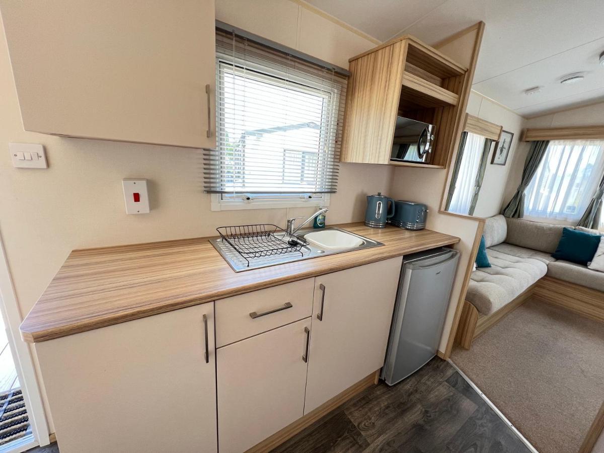 Mallard Corner, Cosy Cotswold Lakeview Lodge South Cerney Exterior photo