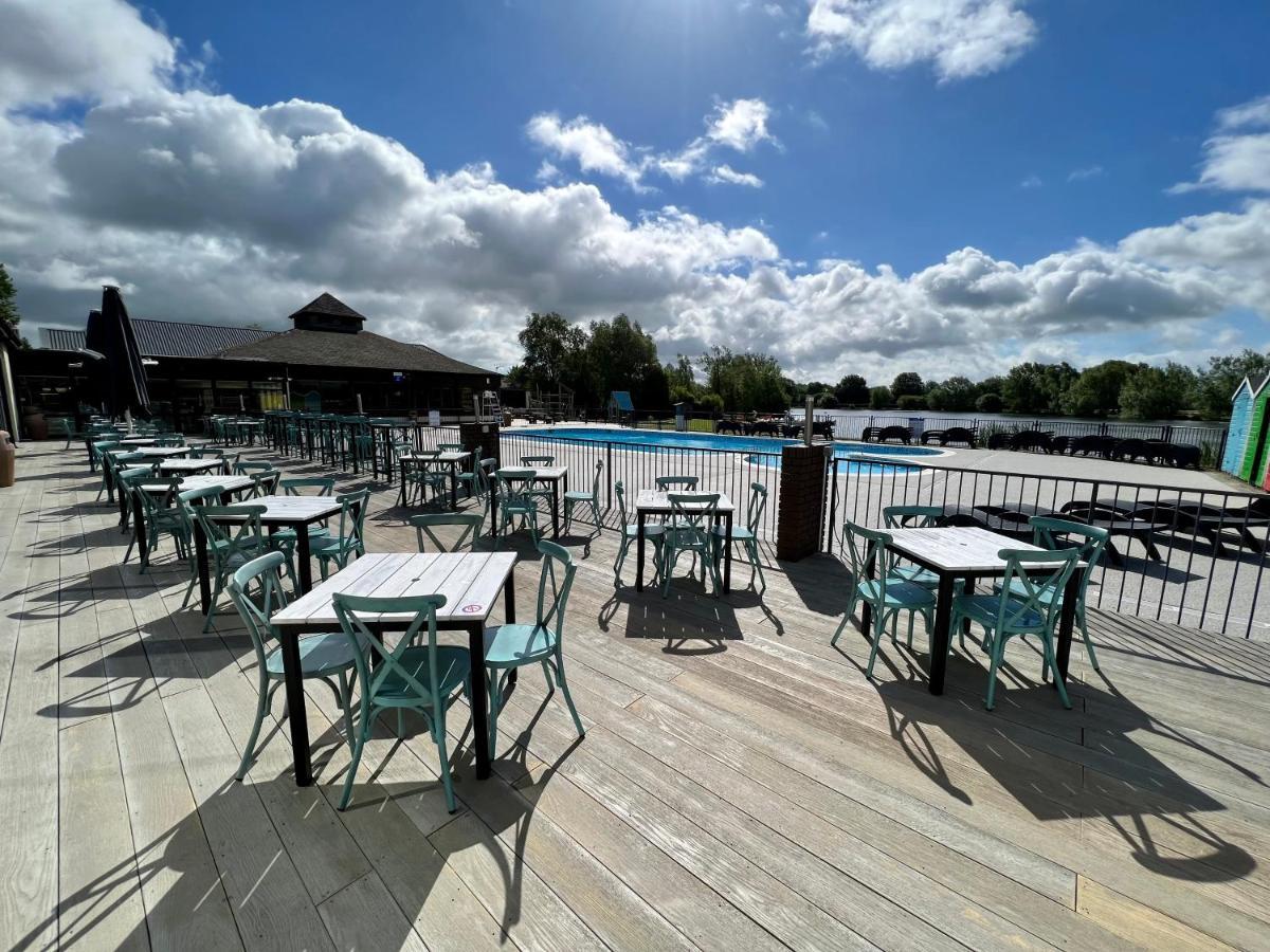 Mallard Corner, Cosy Cotswold Lakeview Lodge South Cerney Exterior photo