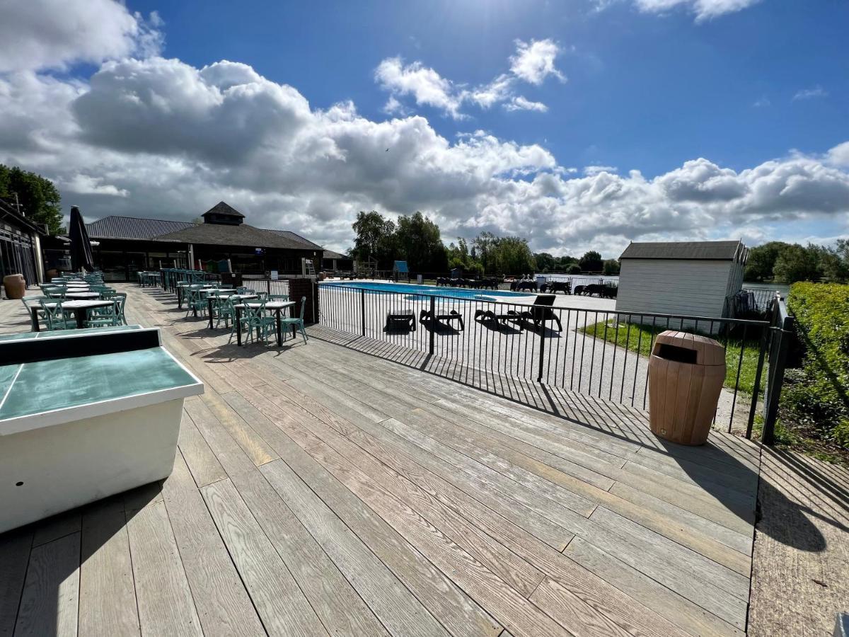 Mallard Corner, Cosy Cotswold Lakeview Lodge South Cerney Exterior photo